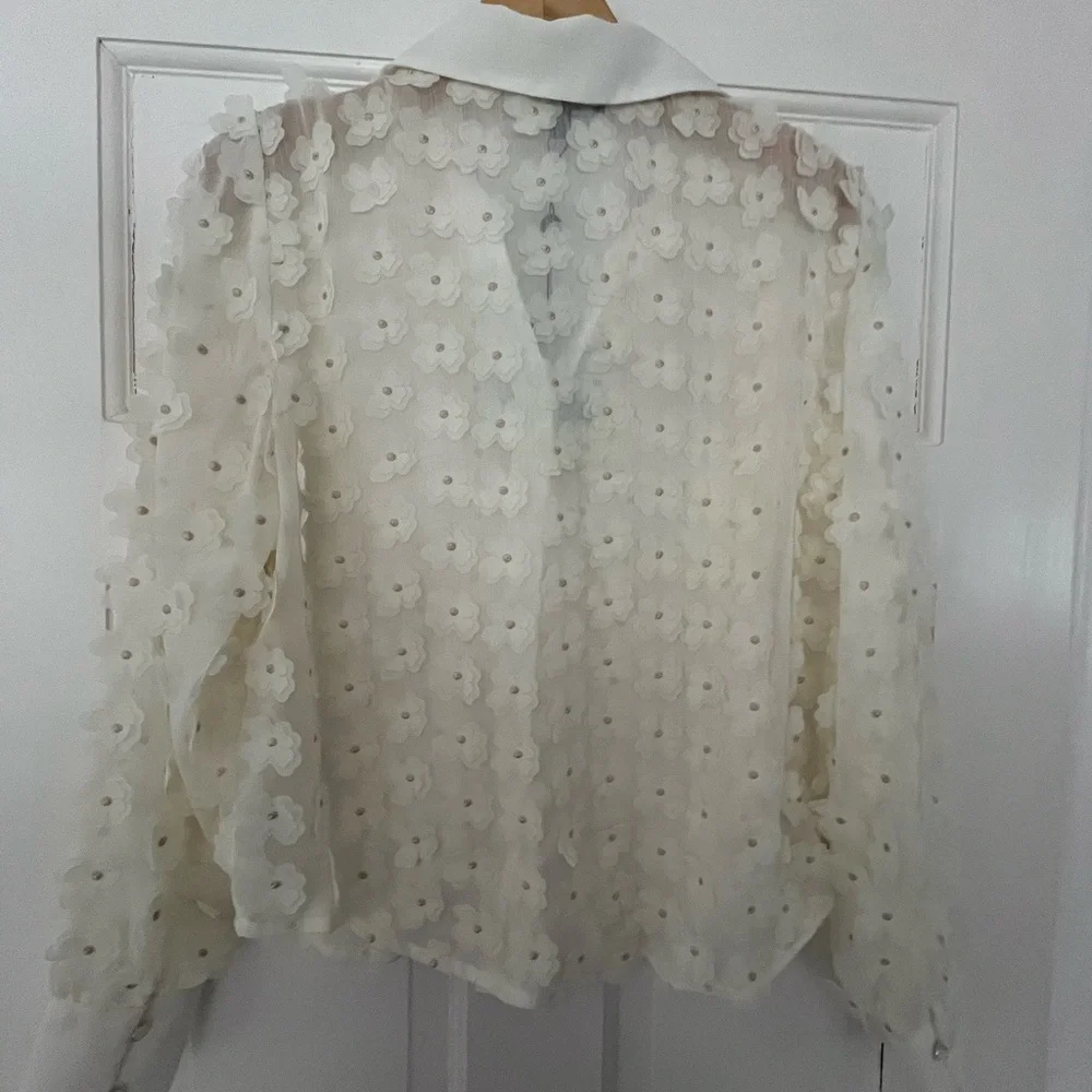 NWT Women’s Small Adrianna Papell Y Placket Button Up 3D Flower Blouse. - Picture 2 of 10